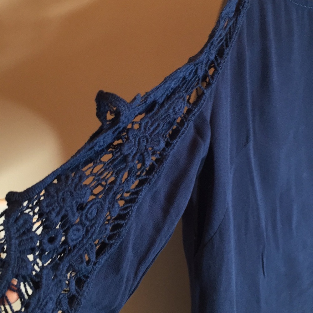 Final Price Drop ! Cold shoulder bell sleeves - Picture 6 of 8